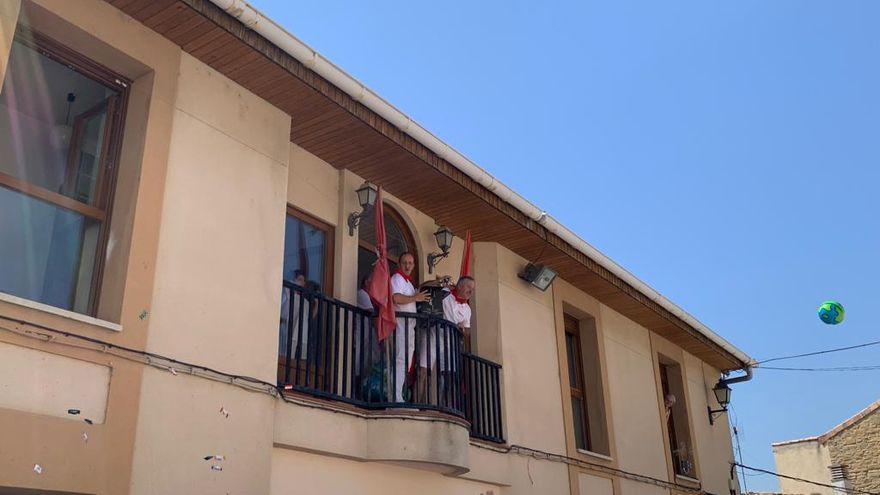 Félix Zabaleta y Félix Bariáin, en el balcón del Ayuntamiento antes de dar inicio a las fiestas de Eslava.