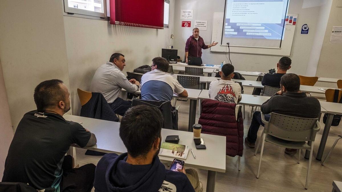 Varios conductores asisten a un curso de recuperación de puntos, en la sede de Apana.