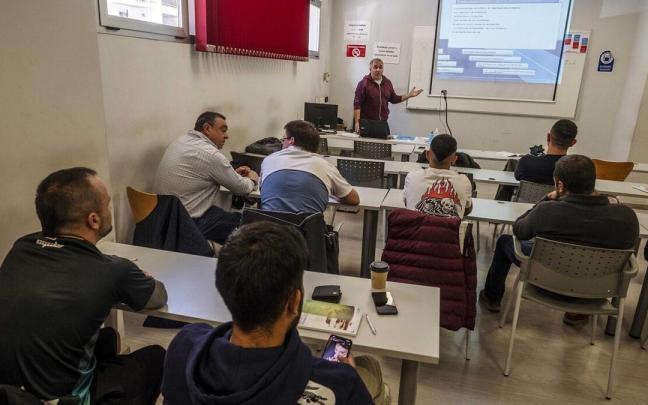 Varios conductores asisten a un curso de recuperaci&oacute;n de puntos, en la sede de Apana.