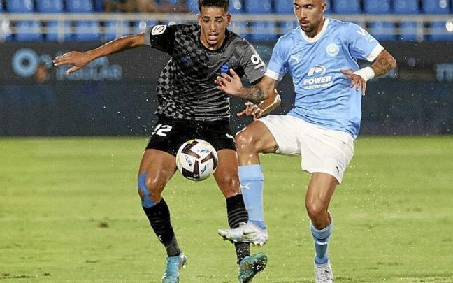 Abqar sufri&oacute; de lo lindo ayer ante un delantero peligroso y m&oacute;vil como Poveda. | FOTO: &Aacute;REA 11