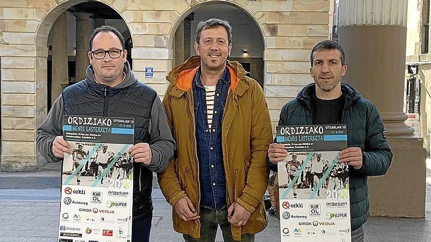 El técnico de Deportes Kike Mokoroa, el concejal Jon Ander Caballero y el organizador Odilo Rivela. | FOTO: N.G.