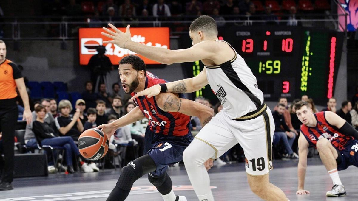 Henry, que repartió 13 asistencias a sus compañeros, intenta superar a Lundberg durante el triunfo contra la Virtus Bolonia