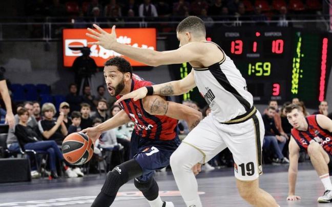 Henry, que repartió 13 asistencias a sus compañeros, intenta superar a Lundberg durante el triunfo contra la Virtus Bolonia