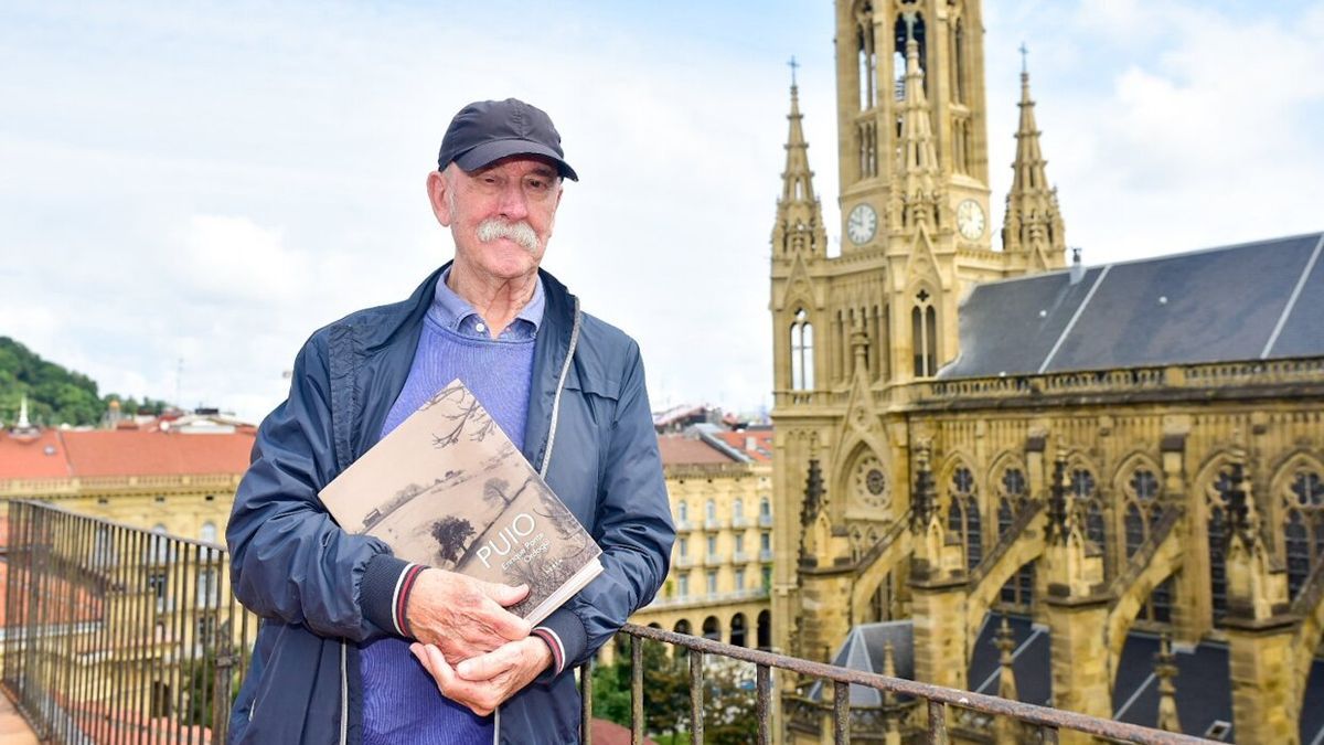 Enrique Ponte Ordoqui con su libro en la terraza de su casa