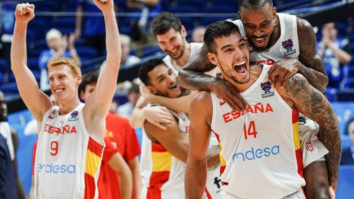 Los jugadores de España celebran la victoria de ayer martes.