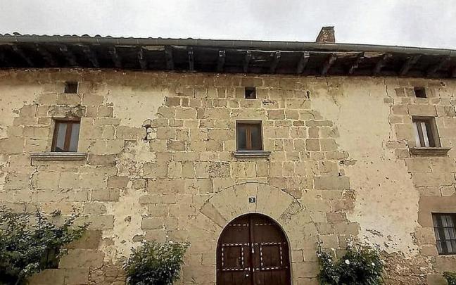 Fachada principal de Eskribarena Etxea, en Ihabar.