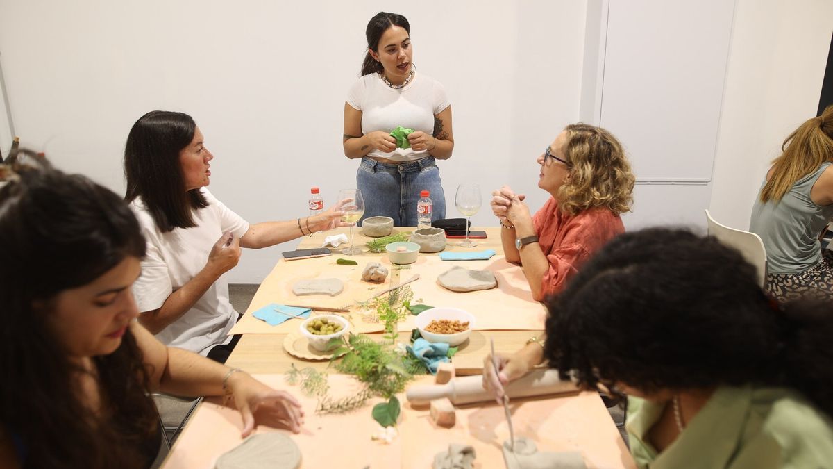 Alumnas del taller de cerámica de Sonia Castán elaborando su set de desayuno personalizado.