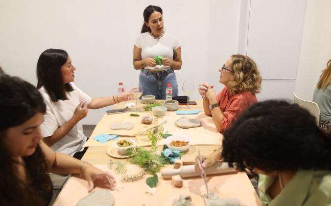Alumnas del taller de cer&aacute;mica de Sonia Cast&aacute;n elaborando su set de desayuno personalizado.