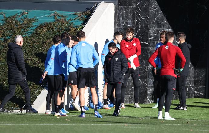 Aitor Paredes y Julen Agirrezabala, que irán convocados ante el Betis, en el centro de la imagen junto a varios de sus compañeros.