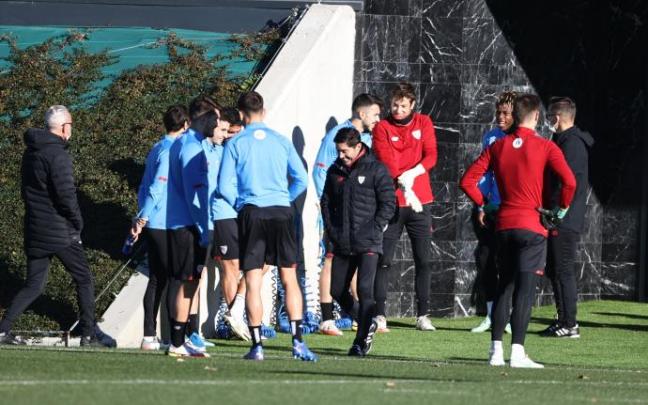 Aitor Paredes y Julen Agirrezabala, que irán convocados ante el Betis, en el centro de la imagen junto a varios de sus compañeros. Aitor Paredes y Julen Agirrezabala, que irán convocados ante el Betis, en el centro de la imagen junto a varios de sus compañeros.