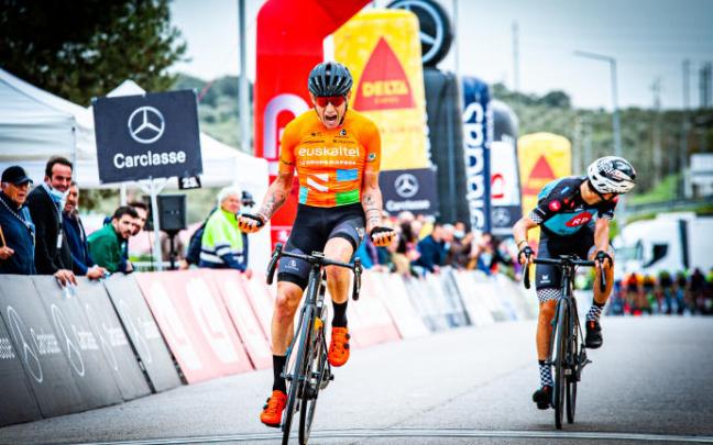 Xabier Mikel Azparren festeja el triunfo.