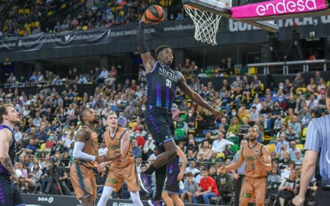 Ángel Delgado, uno de los 'hombres de negro' más destacados de la temporada realiza un mate ante el Betis.