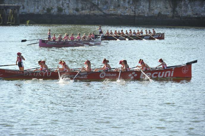 La embarcación de Deusto, en primer término, en la Bandera de Erandio de la temporada pasada.