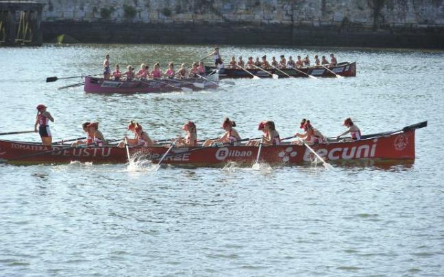 La embarcación de Deusto, en primer término, en la Bandera de Erandio de la temporada pasada.
