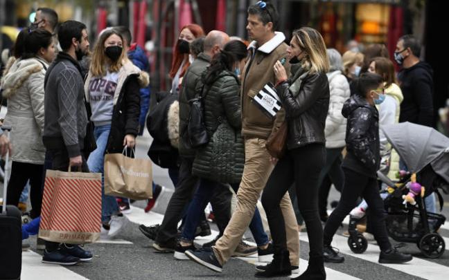 Euskadi suma más de 4.000 contagios en la última semana y la incidencia ya supera los 300 casos