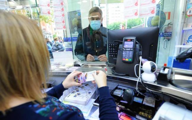 Un cliente en una administración de lotería. Un cliente en una administración de lotería.