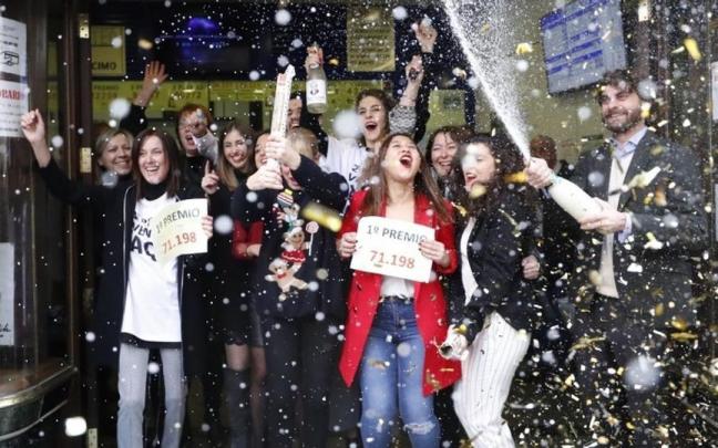 Celebración junto a la puerta de una administración de lotería. Celebración junto a la puerta de una administración de lotería.