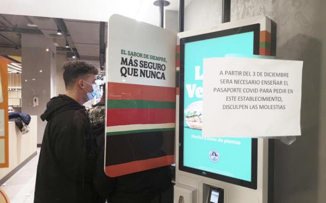 Un local recuerda la obligatoriedad de mostrar el pasaporte covid.