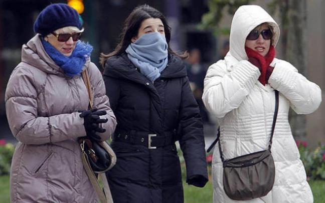 Tres mujeres se resguardan del frío Tres mujeres se resguardan del frío