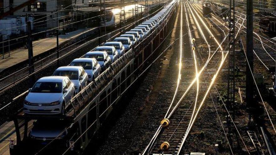 Coches fabricados en Navarra destinados a la exportación que viajan en tren.