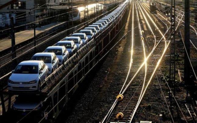 Coches fabricados en Navarra destinados a la exportación que viajan en tren.
