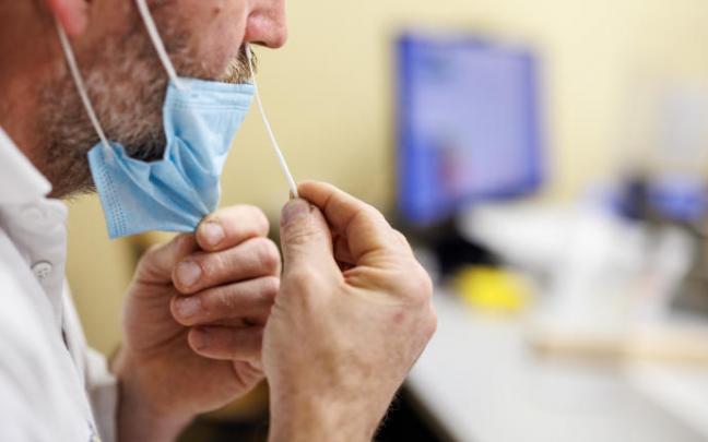 Un hombre se realiza una PCR.