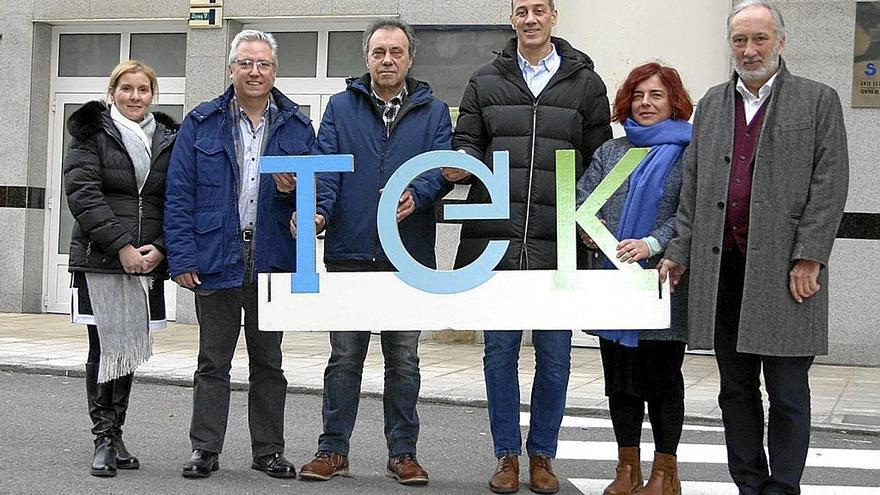 Representantes de la Diputación, del Ayuntamiento y de Edinor, junto a la entrada de Sarobe.