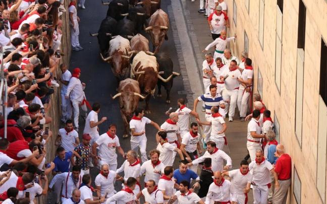 Toros de Victoriano del R&iacute;o en los primeros compases del s&eacute;ptimo encierro.