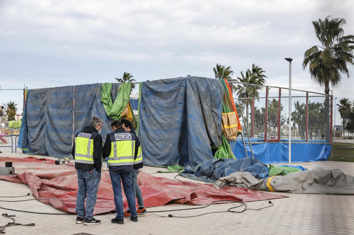 Dos policías inspeccionan el castillo hinchable en el que murieron dos menores.