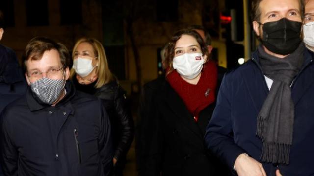 Almeida, junto a Ayuso y Casado.