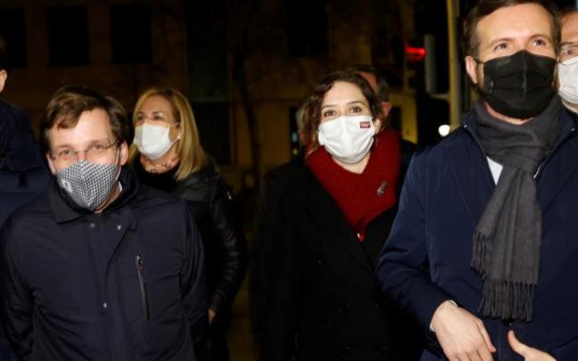 Almeida, junto a Ayuso y Casado.