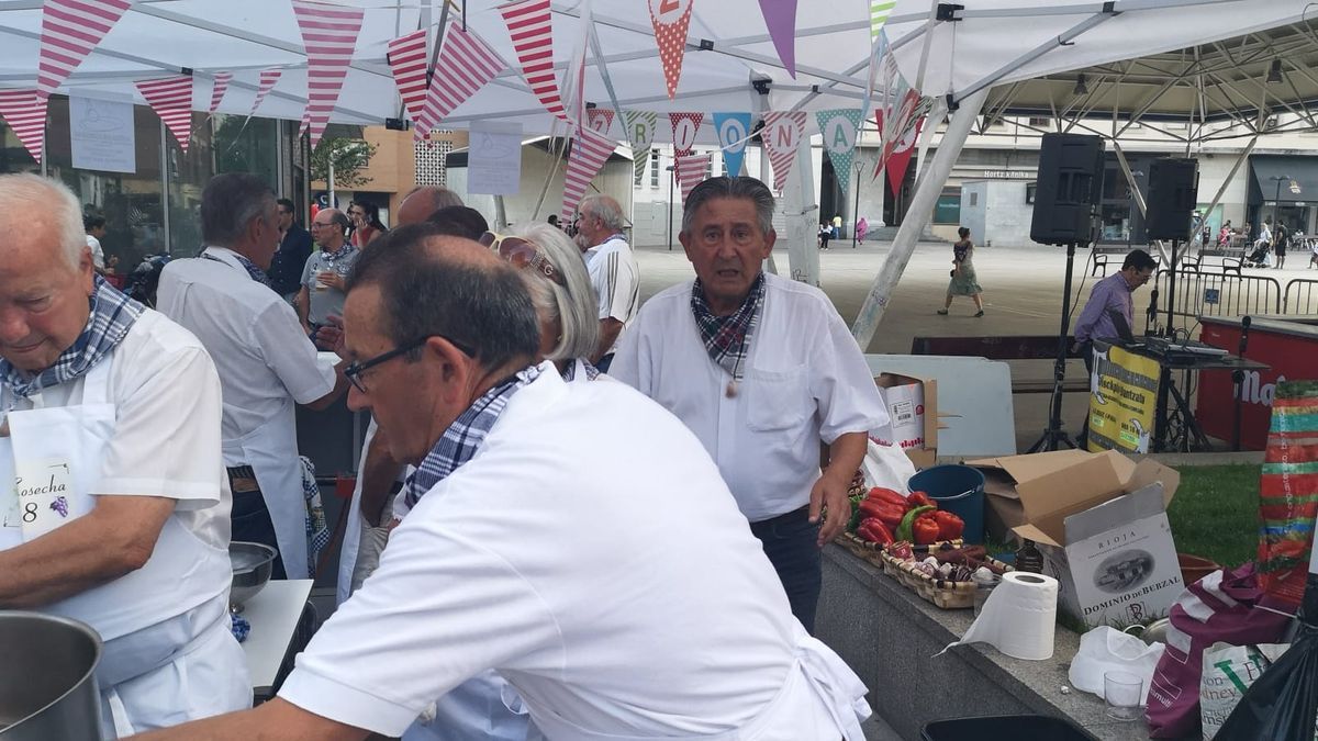 La Cofradía de la sopa de ajo invita a degustar el plato tras el duelo entre Basauri y Laudio