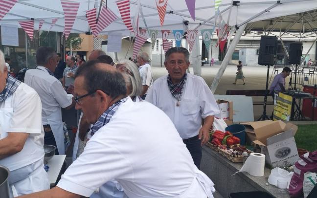 La Cofrad&iacute;a de la sopa de ajo invita a degustar el plato tras el duelo entre Basauri y Laudio
