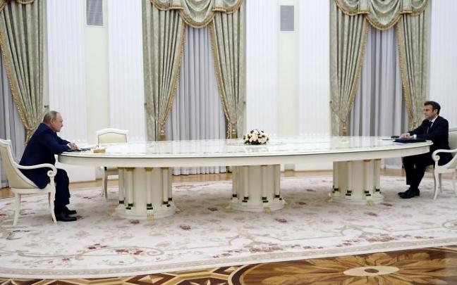 Putin y Macron sentados en la bautizada como 'mesa infinita'.