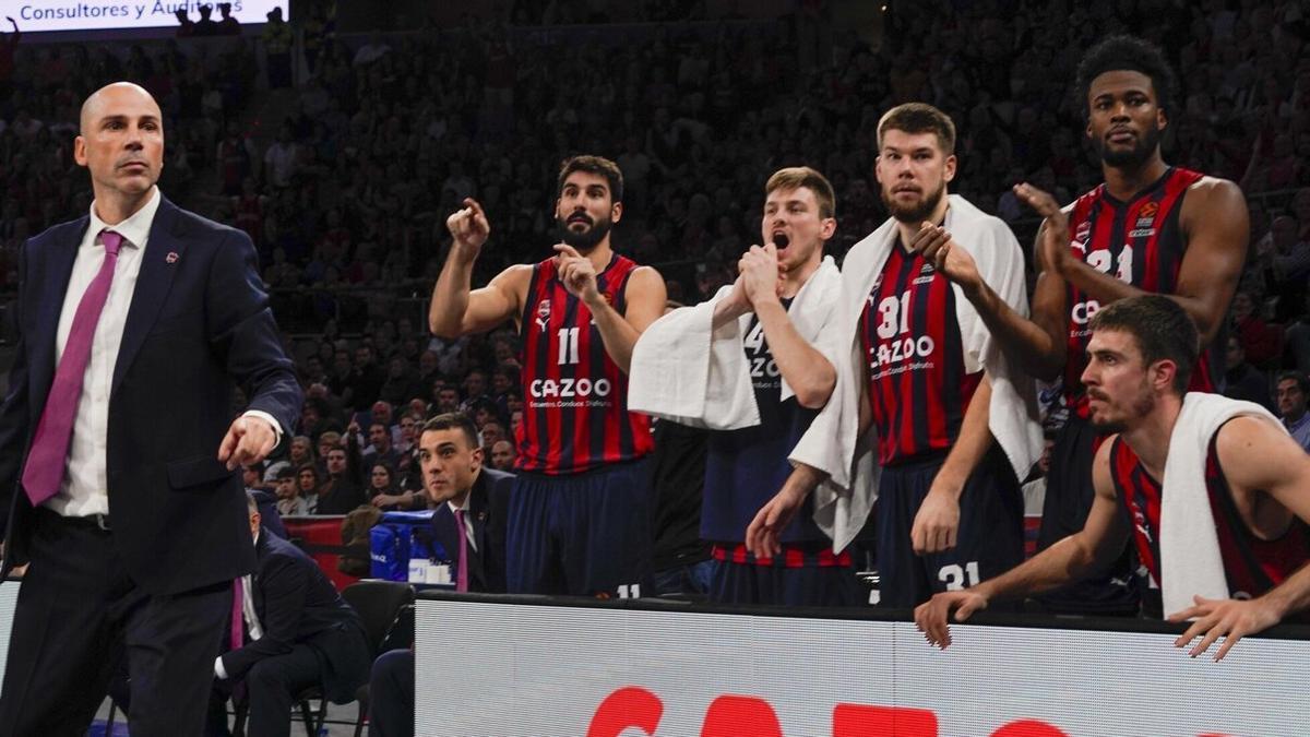 Peñarroya sigue un partido desde la banda