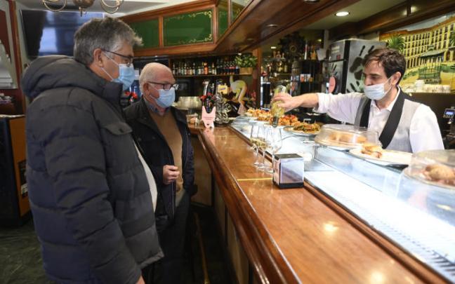 Clientes de un bar con mascarilla.
