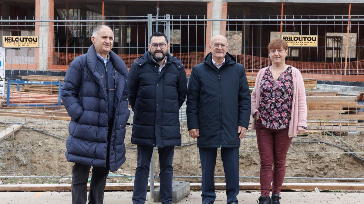 De izquierda a derecha: el concejal de Urbanismo, Industria y Empleo del Ayuntamiento de Sesma, Pedro Mangado; el director general de Administración Local y Despoblación, Jesús Mª Rodríguez; el consejero de Cohesión Territorial, Bernardo Ciriza; y la alcaldesa de Sesma, María Rosario Echávarri, durante una de las visitas