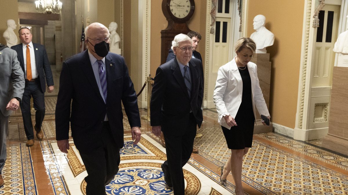 El líder de los republicanos en el Senado, Mitch McConnell, entrando a la cámara antes de aprobarse la medida.