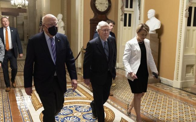 El líder de los republicanos en el Senado, Mitch McConnell, entrando a la cámara antes de aprobarse la medida.