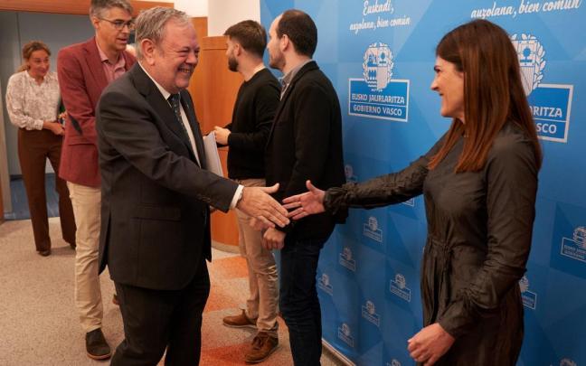 El consejero Pedro Azpiazu, con Miren Gorrotxategi, de Elkarrekin Podemos-IU