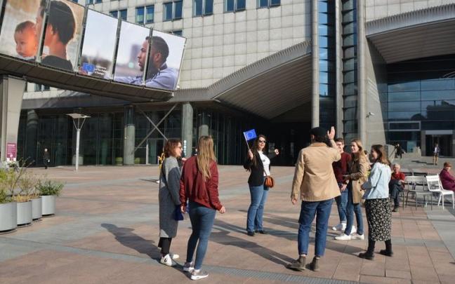 Un grupo de personas, en las inmediaciones del Parlamento Europeo. Un grupo de personas, en las inmediaciones del Parlamento Europeo.