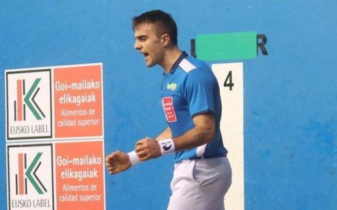 Jon Ander Peña celebra un tanto ante Urrutikoetxea.