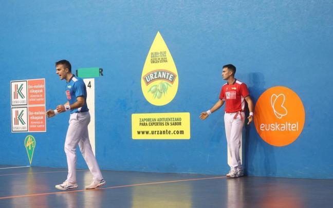 Jon Ander Peña celebra un tanto ante Urrutikoetxea. Jon Ander Peña celebra un tanto ante Urrutikoetxea.