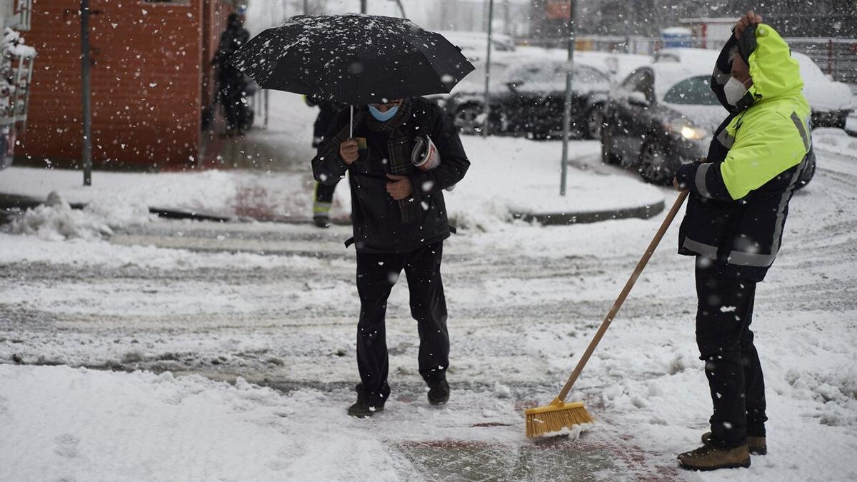 Trabajadores limpiando la nieve en Pamplona y echando sal.