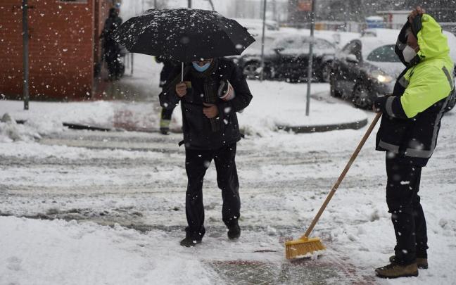 Trabajadores limpiando la nieve en Pamplona y echando sal. Trabajadores limpiando la nieve en Pamplona y echando sal.