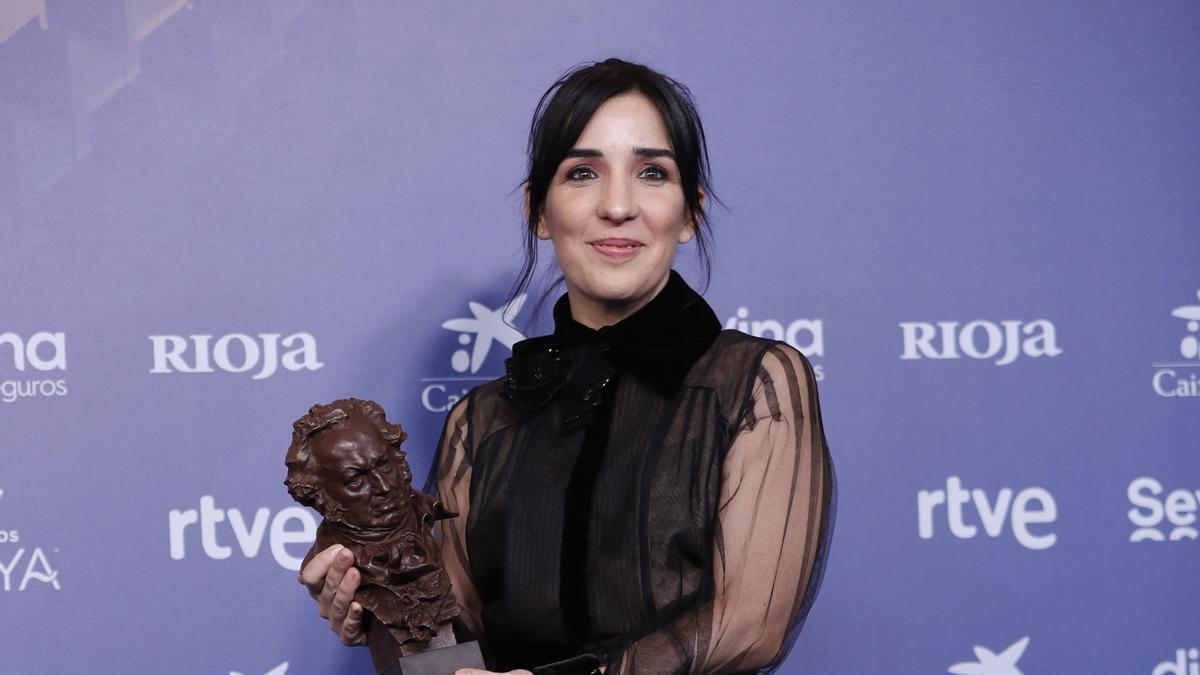 La realizadora Alauda Ruiz de Azúa tras recibir el Goya a la mejor dirección novel por 'Cinco lobitos'