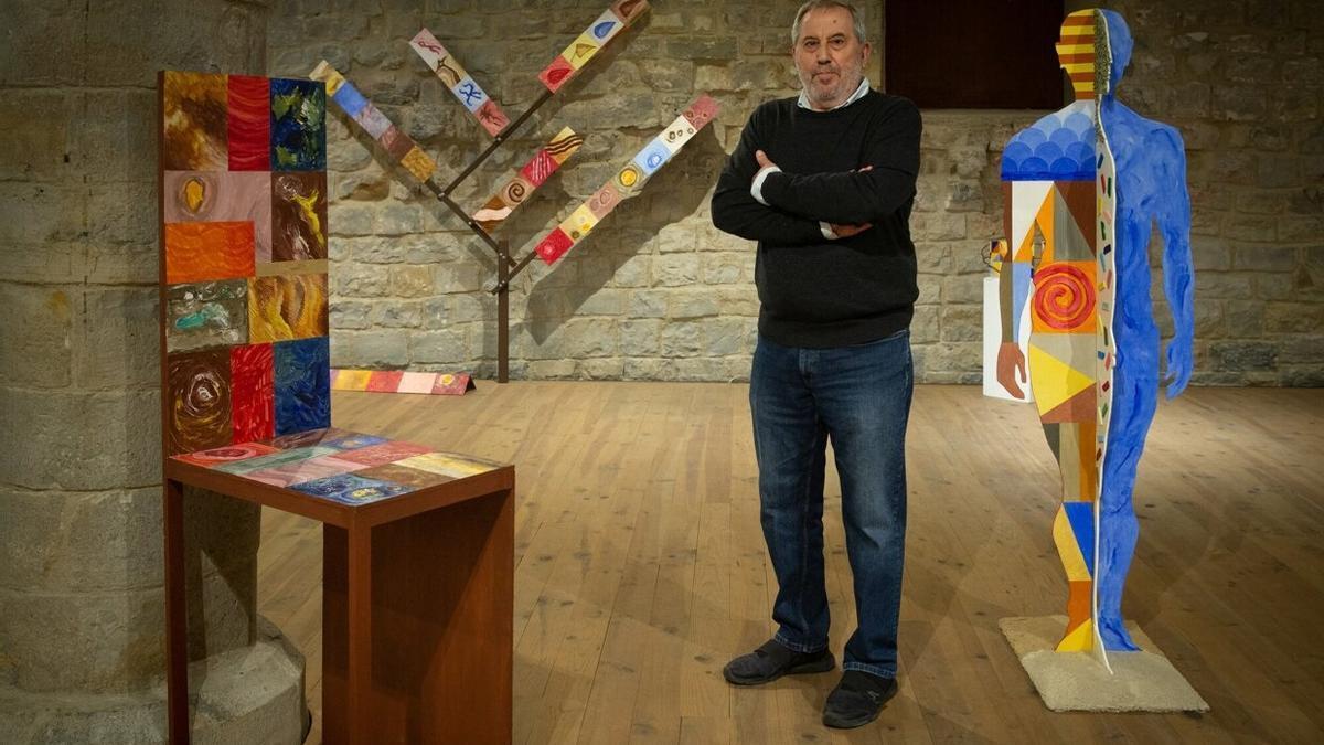 El artista navarro Eduardo Córdoba, retratado entre dos de sus obras y con el ‘Árbol de la Vida’ al fondo, en la Sala Gótica del Condestable.