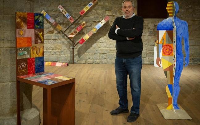 El artista navarro Eduardo Córdoba, retratado entre dos de sus obras y con el ‘Árbol de la Vida’ al fondo, en la Sala Gótica del Condestable.