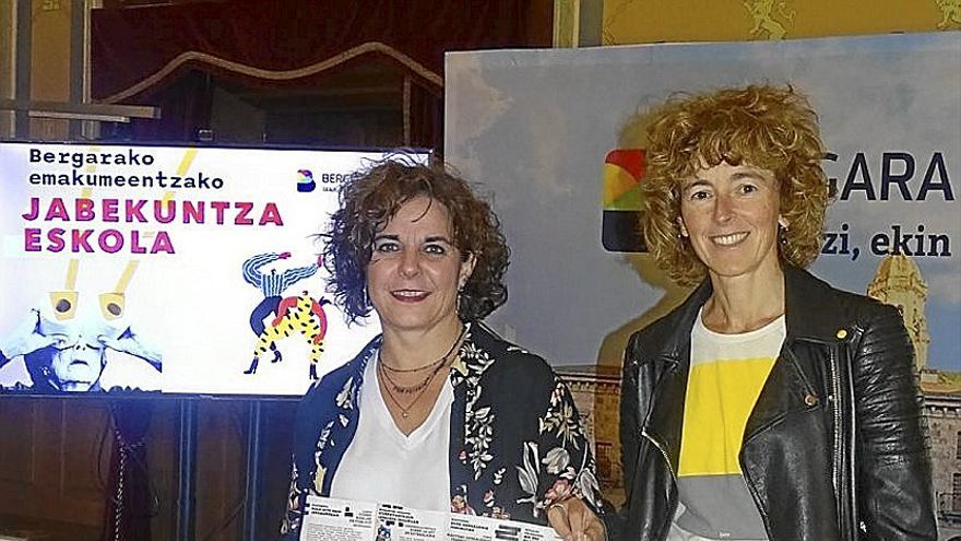 La edil de Igualdad, Ainhoa Lete, y la técnica María Salsamendi