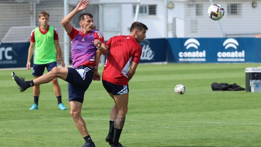 Budimir y David Garc&iacute;a, en plena pugna durante el entrenamiento en Tajonar.